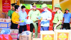 Lãnh đạo Bộ Công an trao nhiều phần quà ý nghĩa cho các địa phương chịu ảnh hưởng nặng nề trong đợt mưa lũ vừa qua. (Ảnh TRẦN TRUNG HIẾU)