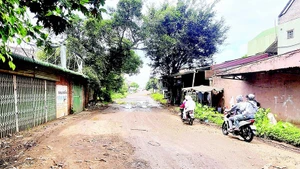 Dự án đường Hồ Chí Minh đoạn tránh phía đông thành phố Buôn Ma Thuột (cũ) hiện còn vướng mắc 0,113 km đoạn qua địa bàn xã Cuôr Đăng chưa được giải phóng mặt bằng.