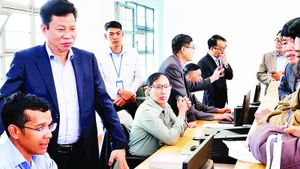 Lãnh đạo tỉnh Lâm Đồng kiểm tra tại Trung tâm Phục vụ hành chính công xã Lạc Dương.