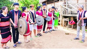 Một buổi dạy cồng chiêng cho thế hệ trẻ.
