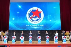 Các đại biểu thực hiện nghi thức ra mắt Chi hội Bình Dương.