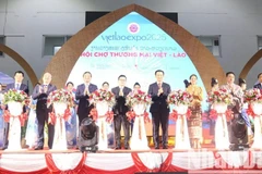 Các đại biểu cắt băng khai mạc Hội chợ thương mại Việt-Lào năm 2025. (Ảnh: HẢI TIẾN)