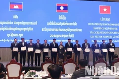 Trưởng Ban Tổ chức Trung ương Đảng Nhân dân Cách mạng Lào trao Giấy Chứng nhận hoàn thành Khóa tập huấn cho các học viên. Ảnh: Hải Tiến