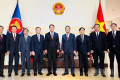 Đại sứ Nguyễn Minh Tâm tiếp Đoàn Ban Đối ngoại Trung ương Đảng Nhân dân Cách mạng Lào do đồng chí Trưởng ban Bounleua Phandanouvong dẫn đầu đến chúc mừng. (Ảnh: DUY TOÀN)