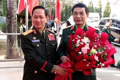 Bộ trưởng Quốc phòng Lào Khamliang Outhakaysone tặng hoa Đại tướng Phan Văn Giang. Ảnh: Trịnh Dũng