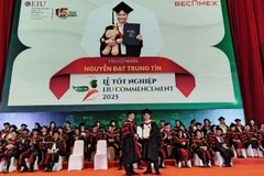 Tiến sĩ Ngô Minh Đức, Hiệu trưởng Trường Đại học Quốc tế Miền Đông (bên trái) trao Bằng tốt nghiệp đại học cho các tân cử nhân.