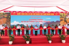 Các đồng chí lãnh đạo tỉnh Tuyên Quang cắt băng khánh thành dự án hệ thống cấp nước suối Sửu.