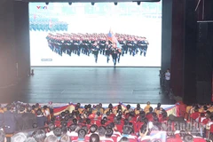Các đại biểu Việt Nam và Lào vui mừng khi chứng kiến khối Quân đội nhân dân Lào tham gia diễu binh kỷ niệm 80 năm Quốc khánh Việt Nam 2/9. (Ảnh: HẢI TIẾN)