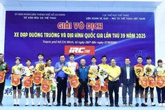 Ban tổ chức tặng hoa và trao cờ cho đại diện các đội tham dự giải. 
