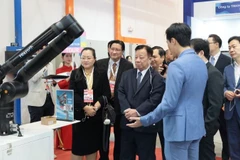 Các đại biểu tham quan các gian hàng tại Triển lãm tự động hóa Thế giới Việt Nam.