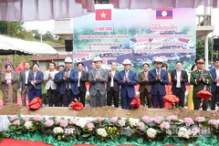 Các đại biểu làm lễ động thổ khởi công dự án. (Ảnh: DUY TOÀN)