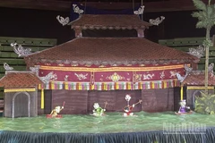 Một trong những tiết mục múa rối nước đặc sắc tại buổi biểu diễn. (Ảnh: DUY TOÀN)