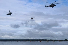 Trực thăng và thuyền máy tham gia diễn tập tìm kiếm, cứu hộ và giúp đỡ người gặp nạn do lũ lụt. (Ảnh: TRỊNH DŨNG)