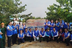 Lãnh đạo Ủy ban Mặt trận Tổ quốc Việt Nam Thành phố Hồ Chí Minh chụp ảnh lưu niệm với các tổ đại biểu. 