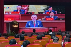 Cộng đồng người Việt Nam tại Lào chăm chú lắng nghe phần trình bày Báo cáo về các văn kiện trình Đại hội XIV của Tổng Bí thư Tô Lâm. (Ảnh: TRỊNH DŨNG)