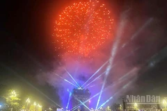 Màn bắn pháo hoa đặc sắc đón chào năm mới 2026 tại thủ đô Vientiane. (Ảnh: DUY TOÀN)