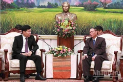 Thứ trưởng Ngoại giao Nguyễn Mạnh Cường và đồng chí Vilay Lakhamphong, Ủy viên Bộ Chính trị, Thường trực Ban Bí thư Đảng Nhân dân Cách mạng Lào (Khóa XII). (Ảnh: DUY TOÀN)