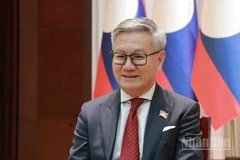 Bộ trưởng Ngoại giao Lào Thongsavanh Phomvihane trả lời phỏng vấn phóng viên Báo Nhân Dân thường trú tại Lào. (Ảnh: DUY TOÀN)