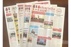 Trang nhất các tờ báo lớn của Lào đều đăng trang trọng các tin, bài về Đại hội lần thứ XIV của Đảng Cộng sản Việt Nam. (Ảnh: DUY TOÀN)