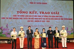 Các đồng chí lãnh đạo tỉnh Tuyên Quang trao giải cho các tác giả đạt giải A cuộc thi chính luận về bảo vệ nền tảng tư tưởng của Đảng.