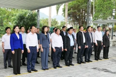 Phó Thủ tướng Nguyễn Chí Dũng đến dâng hương, dâng hoa tại Nghĩa trang Liệt sĩ Vị Xuyên, tỉnh Tuyên Quang.