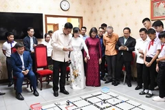 Các đại biểu xem trình diễn robotics tại hội thảo. (Ảnh: Cộng tác viên)