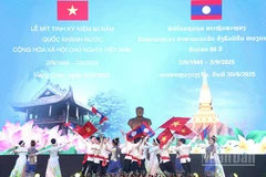 Biểu diễn văn nghệ ca ngợi mối quan hệ Lào-Việt Nam. (Ảnh: HẢI TIẾN)