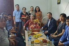 Đại sứ Việt Nam tại Lào Nguyễn Minh Tâm thăm một số gia đình có công với cách mạng hai nước Việt Nam và Lào. (Ảnh: Cộng tác viên)