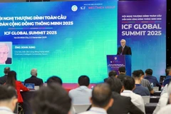 Chủ tịch và đồng sáng lập Diễn đàn cộng đồng thông minh thế giới John Jung phát biểu khai mạc hội nghị.