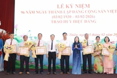 Lãnh đạo phường Lái Thiêu chúc mừng các đảng viên được trao Huy hiệu Đảng.