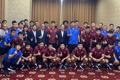 Đại diện Đại sứ quán Việt Nam tại Lào với các cầu thủ và Ban huấn luyện Đội tuyển bóng đá nam quốc gia. (Ảnh: DUY TOÀN)