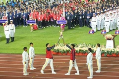 Nghi thức rước và châm đuốc tại lễ khai mạc. (Ảnh: DUY TOÀN)