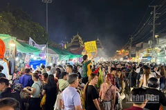 Người dân thủ đô Vientiane nô nức mua sắm tại Lễ hội That Luang năm 2025. (Ảnh: TRỊNH DŨNG)