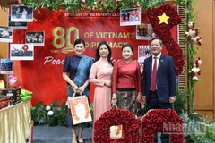 Đại sứ Nguyễn Minh Tâm cùng phu nhân với bạn bè quốc tế tại gian trưng bày của Việt Nam. (Ảnh: DUY TOÀN)