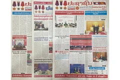Trang nhất các tờ báo lớn của Lào mấy ngày qua đăng trang trọng các bài viết ca ngợi mối quan hệ Lào-Việt Nam. (Ảnh: DUY TOÀN)