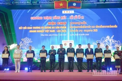 Trao Bằng khen của Bộ trưởng Quốc phòng Việt Nam cho các cá nhân, tập thể có thành tích xuất sắc trong tổ chức và tham gia hội chợ. (Ảnh: TRỊNH DŨNG)