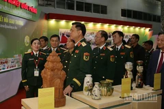 Các đại biểu tham quan các gian hàng tại hội chợ. (Ảnh: DUY TOÀN)