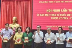 Phó Bí thư Thành ủy, Chủ tịch Ủy ban Mặt trận Tổ quốc Việt Nam Thành phố Hồ Chí Minh Nguyễn Phước Lộc chúc mừng các Hội, Hiệp hội được hiệp thương công nhận tổ chức thành viên Ủy ban Mặt trận Tổ quốc Việt Nam Thành phố Hồ Chí Minh.