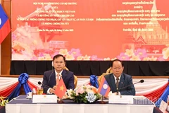 Thượng tướng Nguyễn Văn Long và Thượng tướng Khamkinh Phuilamanivong đồng chủ trì hội nghị. (Ảnh: DUY TOÀN)