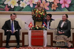 Đồng chí Lê Minh Hưng trao đổi với Trưởng Ban Tổ chức Trung ương Đảng Nhân dân Cách mạng Lào. (Ảnh: DUY TOÀN)