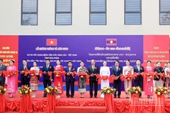 Các đại biểu cắt băng khánh thành công trình Bệnh viện Hữu Nghị Lào-Việt Nam tỉnh Houaphanh. (Ảnh: DUY TOÀN)