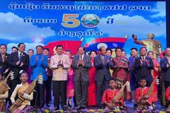 Lãnh đạo Đảng, Nhà nước Lào và Đại sứ Nguyễn Minh Tâm dự chương trình. (Ảnh: DUY TOÀN)