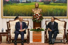 Đồng chí Bounthong Chitmany (bìa phải) tiếp đồng chí Uông Chu Lưu, Chủ tịch Ủy ban Hòa bình Việt Nam. (Ảnh: DUY TOÀN)