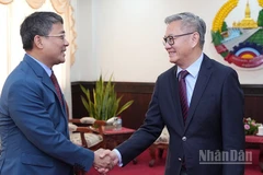 Thứ trưởng Thường trực Ngoại giao Nguyễn Minh Vũ và Bộ trưởng Ngoại giao Lào Thongsavanh Phomvihane. (Ảnh: DUY TOÀN)