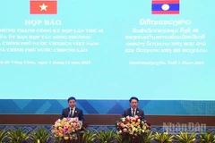 Phó Thủ tướng Lào Saleumxay Kommasith và Bộ trưởng Tài chính Việt Nam Nguyễn Văn Thắng đồng chủ trì họp báo. (Ảnh: TRỊNH DŨNG)