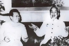 Chủ tịch Hồ Chí Minh với Chủ tịch Kaysone Phomvihane. (Ảnh tư liệu)