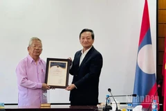 Đại sứ Nguyễn Minh Tâm trao Giải thưởng toàn quốc về Thông tin đối ngoại lần thứ XI-năm 2025 cho Nghệ sĩ quốc gia Lào, nhạc sĩ Duoangmixay Likaya. (Ảnh: DUY TOÀN)