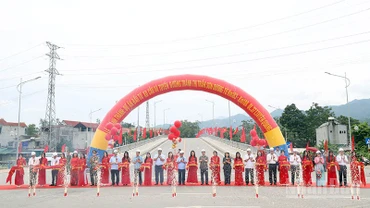 Các đại biểu cắt băng khánh thành dự án đầu tư xây dựng cầu và tuyến đường tránh thị trấn Sơn Dương tại xã Sơn Dương, tỉnh Tuyên Quang.