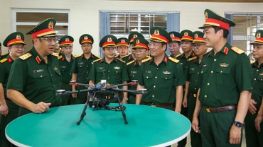 Thượng tướng Phạm Hoài Nam, Ủy viên Trung ương Đảng, Thứ trưởng Quốc phòng kiểm tra sản phẩm UAV do Nhà máy Z113 nghiên cứu sản xuất.