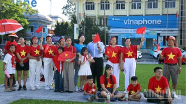 Người dân tập trung tại Quảng trường Nguyễn Tất Thành, phường Minh Xuân để theo dõi truyền hình trực tiếp Lễ diễu binh, diễu hành kỷ niệm 80 năm Cách mạng Tháng Tám và Quốc khánh 2/9.